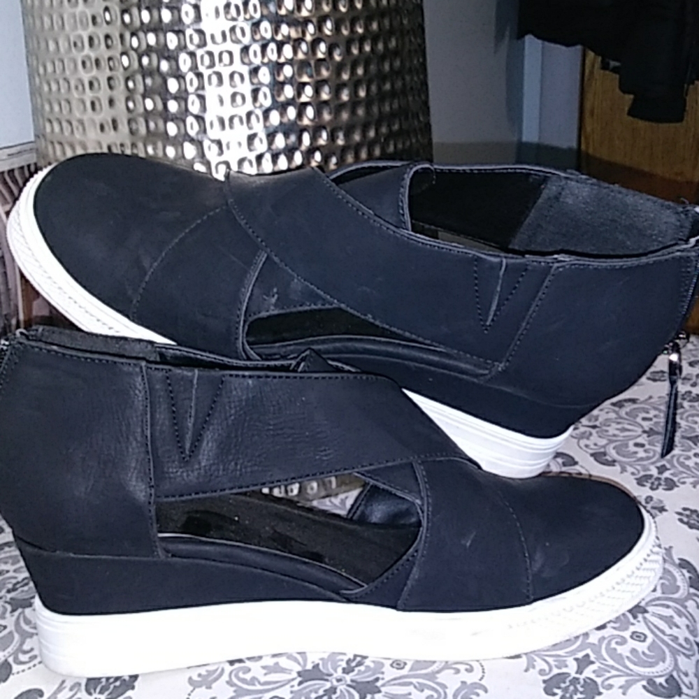 Black strapped wedges